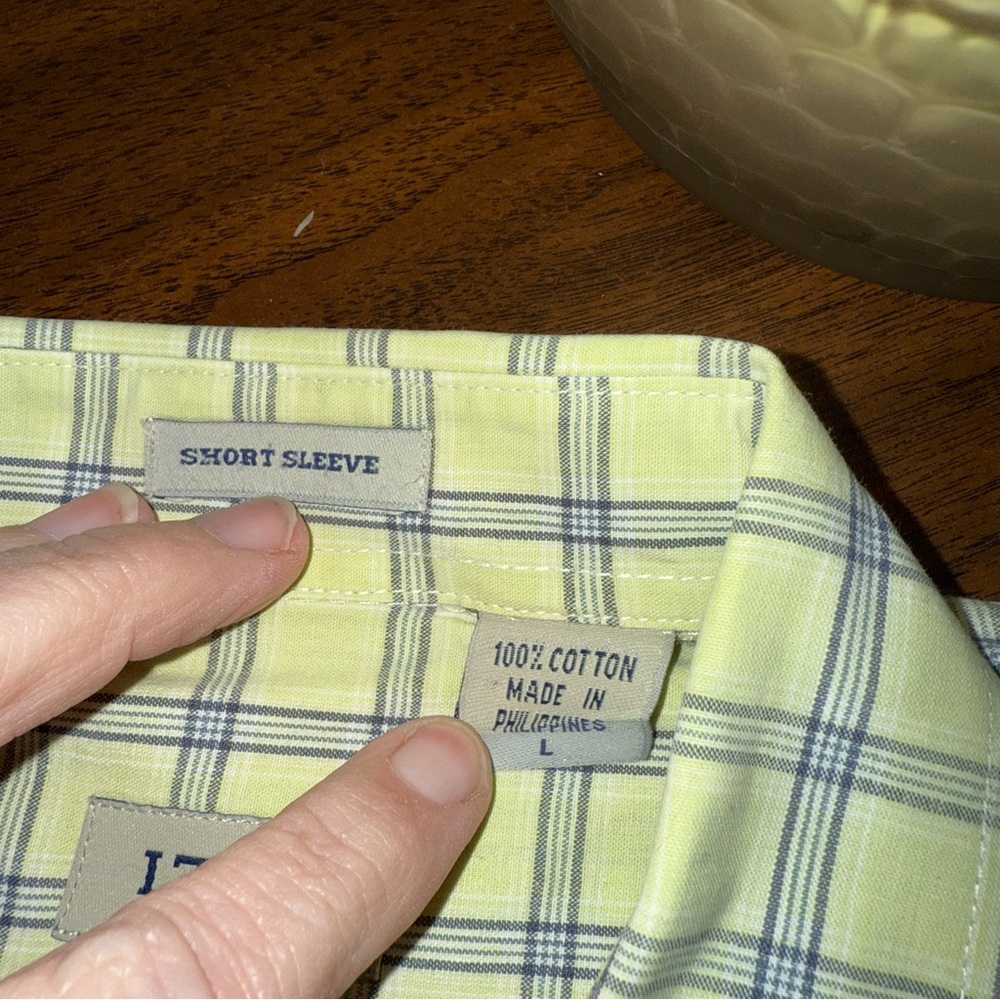 IZOD Men's Short Sleeve Button Up Shirt. Large - Picture 7 of 7